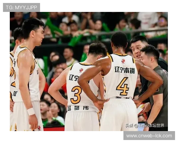 杨鸣对判罚不满向技术台抗议，称“广厦全是罚篮”