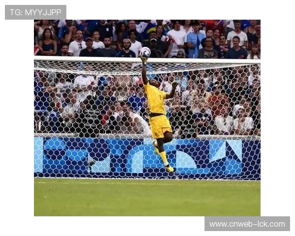 恩坎巴迪奥出击化解登贝莱单刀,门将成关键先生 恩坎巴迪奥出击化解登贝莱单刀,门将成关键先生